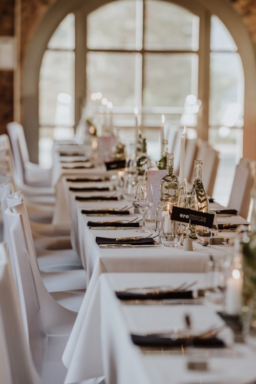 Ein festlich gedeckter Tisch.