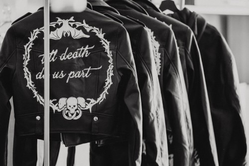 Mehrere Lederjacken mit einem Schriftzug.