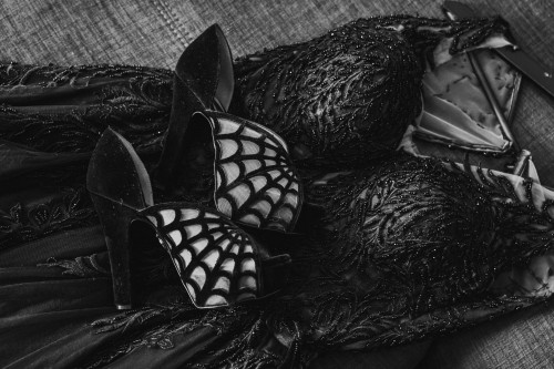 Ein schwarzes Brautkleid mit Schuhen drauf.