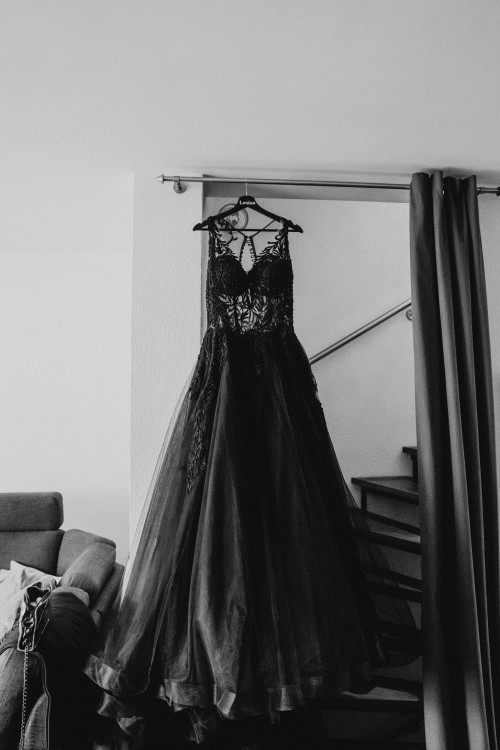 Ein schwarz-weißes Bild von einem Brautkleid.