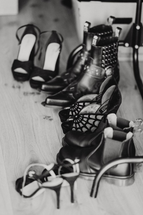 Ein schwarz-weißes Bild von Schuhen.