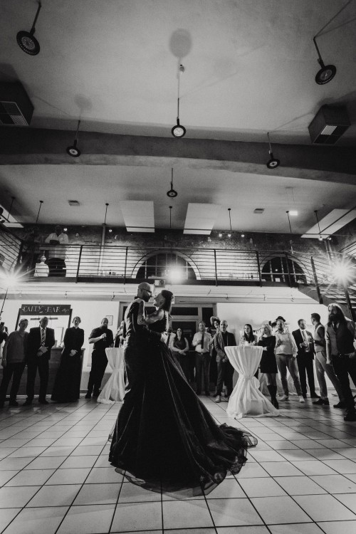 Ein schwarz-weißes Bild vom Brautpaar, dass auf der Tanzfläche tanzt.