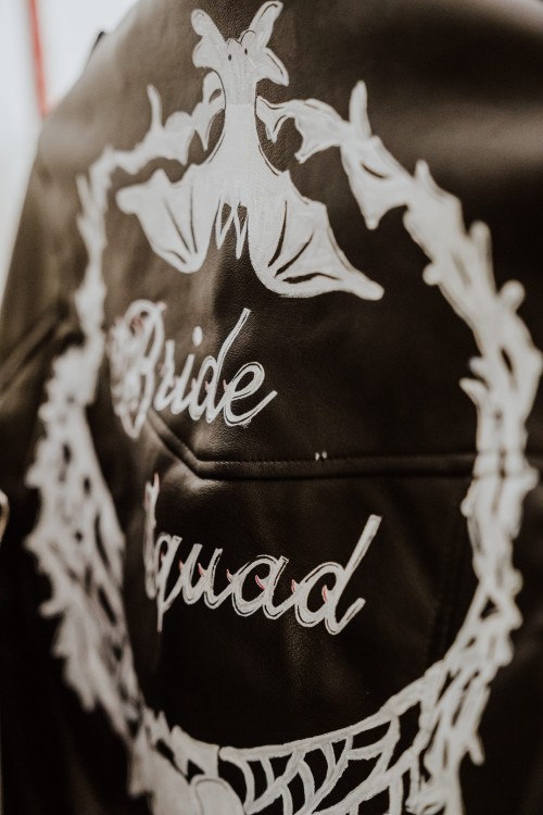 Eine Lederjacke mit einem Schriftzug.