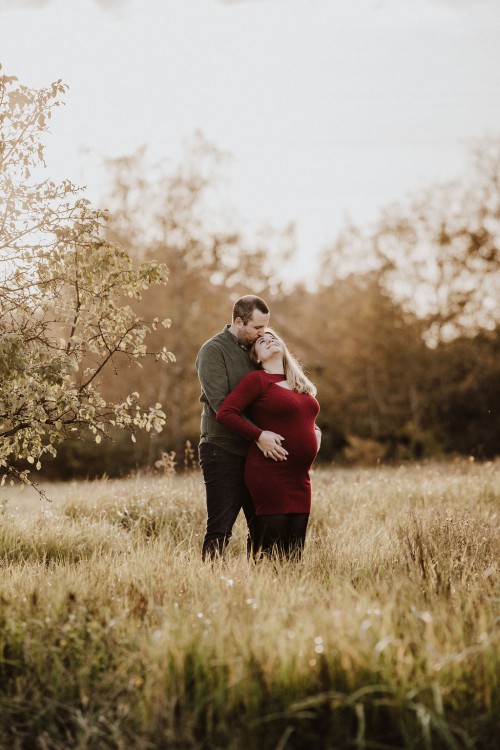 Ein Mann und eine Frau umarmen sich auf einem Feld.