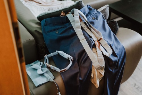 Vorbereitete Kleidung für den Bräutigam.