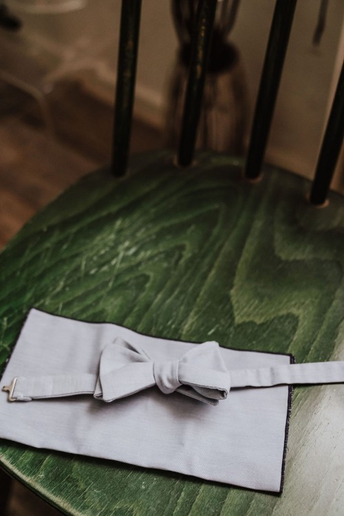 Ein Stuhl mit einer grauen Fliege.