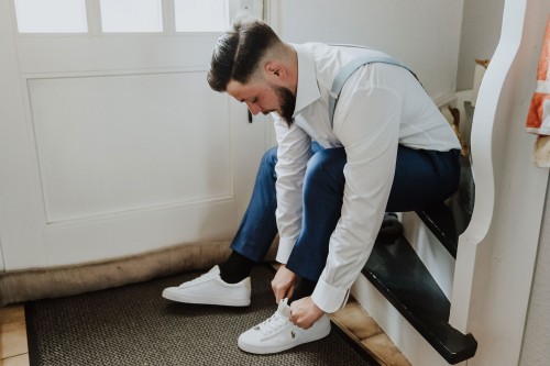 Ein Mann zieht seine Schuhe an.