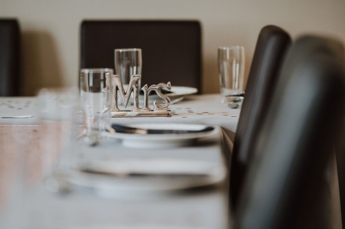 Ein Tisch mit silbernen Buchstaben drauf.