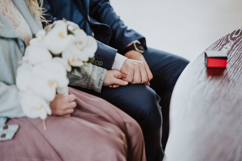 Eine Frau und ein Mann halten Händchen.