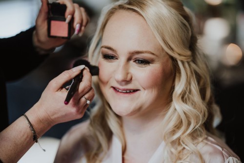 Eine Frau wird geschminkt.