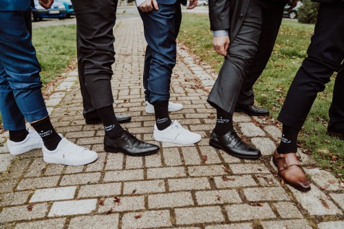 Verschiedene Schuhe und Socken mit verschiedenen Sprüchen.