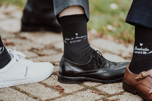 Verschiedene Schuhe und Socken mit verschiedenen Sprüchen.