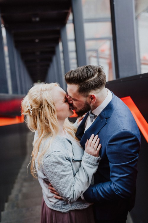 Ein Brautpaar knutscht auf einer Treppe auf dem Gelände der Zeche Zollverein.