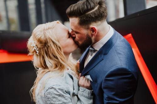 Ein Brautpaar küsst sich auf einer Treppe auf Zeche Zollverein.