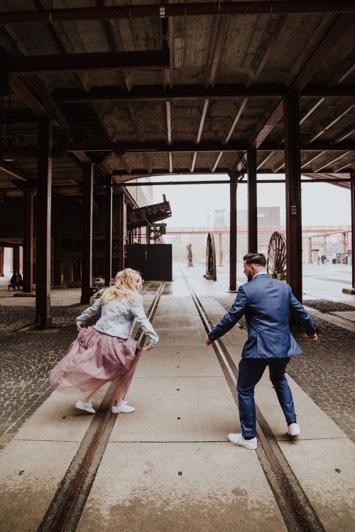 Eine Braut und ein Bräutigam drehen sich im Kreis.