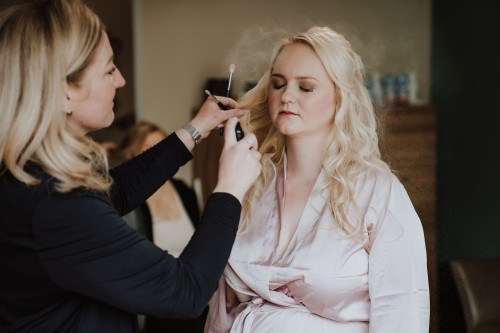 Eine Frau wird geschminkt.