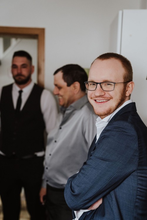 Ein Mann lächelt in die Kamera.