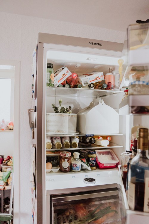 Ein voll gepackter Kühlschrank.