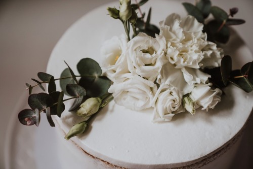 Blumendeko auf einer Torte.