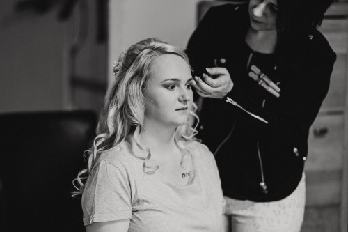 Einer Braut werden die Haare gemacht.