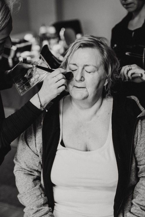 Eine Frau wird geschminkt.