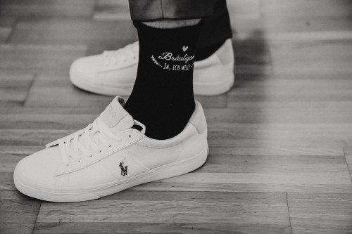 Ein schwarz-weißes Bild von Socken mit Beschriftung.