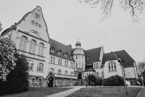 Ein schwarz-weißes Bild von Rathaus Kray.