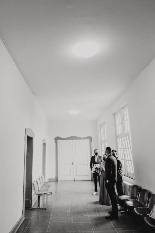 Ein schwarz-weißes Bild von einer Gruppe von Menschen im Wartezimmer.