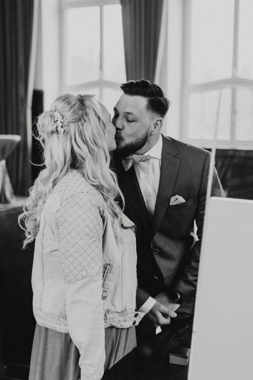 Ein Bräutigam küsst eine Braut im Rathaus Kray in Essen.