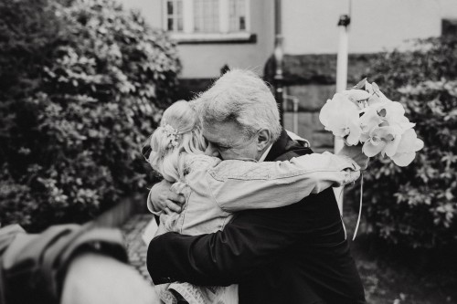 Ein Mann umarmt eine Braut.