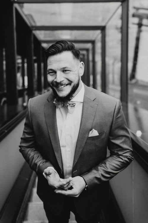 Ein schwarz-weißes Bild von einem Bräutigam.