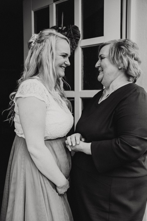 Eine Braut und eine Frau quatschen.