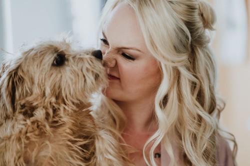 Eine Frau kuschelt einen Hund.