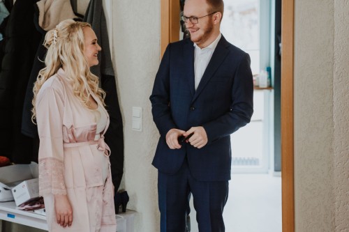 Eine Frau und ein Mann quatschen.