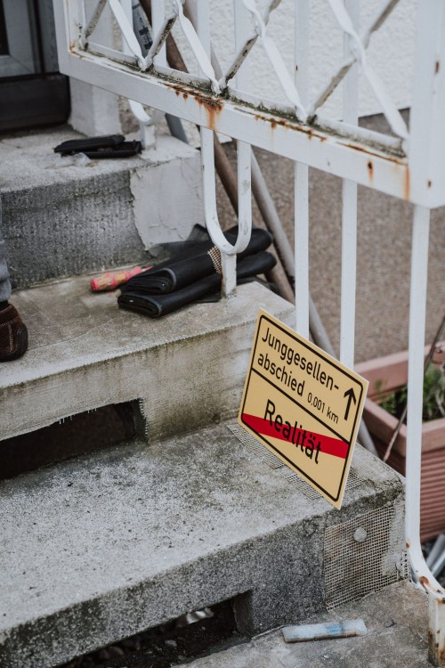 Eine Treppe mit einem Schild drauf.