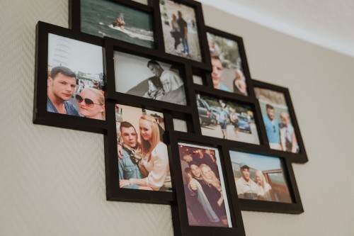 Ein Bilderrahmen mit Pärchenbilder.