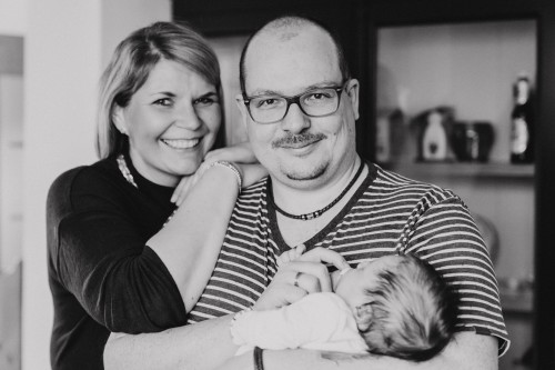 Ein Mann und ein Frau mit einem schlafenden Baby.