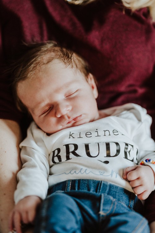 Ein kleines schlafendes Baby.