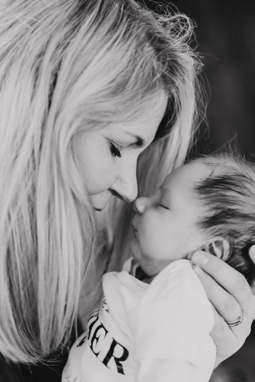 Eine Frau und ein schlafendes Baby