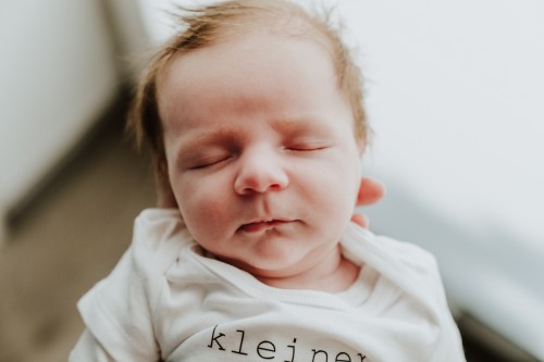 Ein kleines schlafendes Baby.