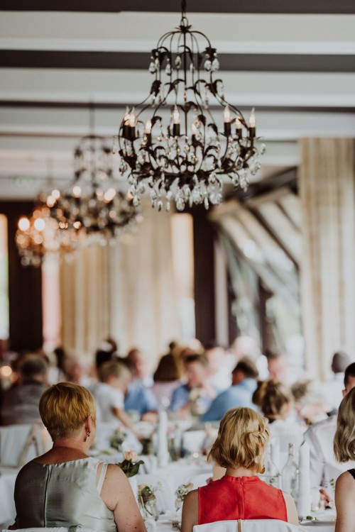 Ein Festsaal mit Kronleuchter.