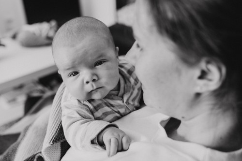 Eine Frau hält ein Baby im Arm.