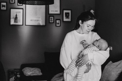 Eine Frau hält ein Baby im Arm.