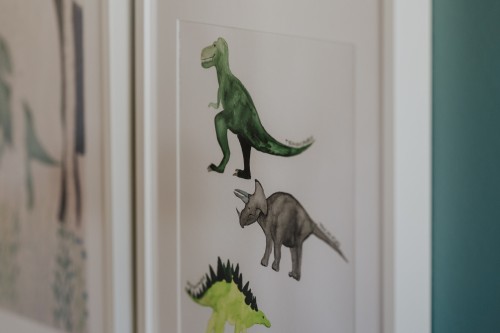 Dinosaurier Zeichnungen auf der Wand.