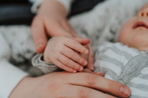 Die Hand vom schlafenden Baby.