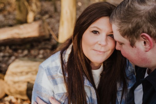 Eine Frau und ein Mann umarmen sich.