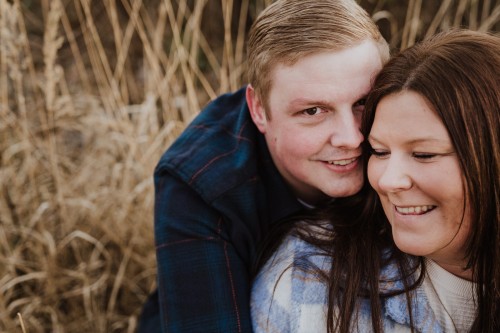 Ein Mann umarmt eine Frau