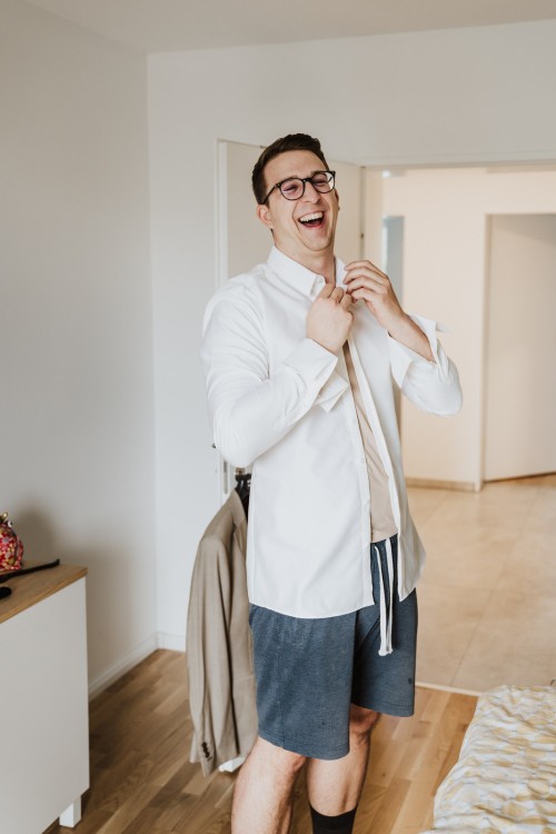 Ein Bräutigam zieht sich an.