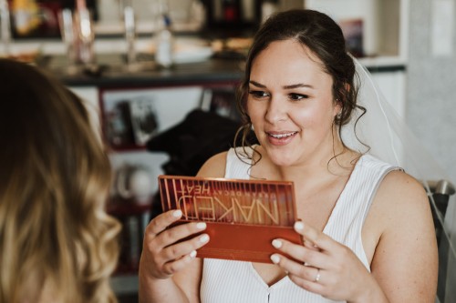 Eine lächelnde Braut.