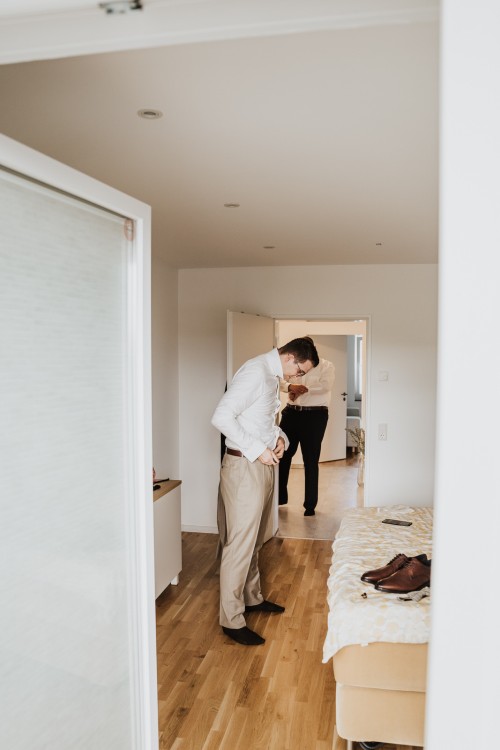 Ein Bräutigam zieht sich an.